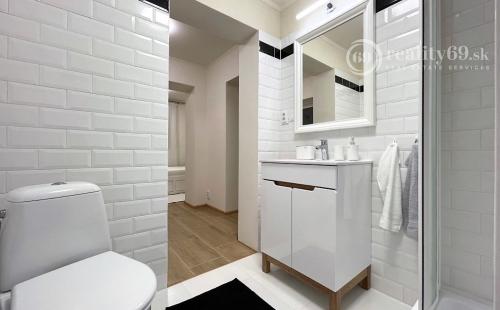 MAĎARSKO - JAZERO RAKACA - SUPER 3 IZBOVÁ CHATA PRI JAZERE S TERASOU.