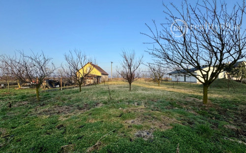 MAĎARSKO - GONC STAVEBNÝ POZEMOK 852 M2, IS NA HRANICI POZEMKU.