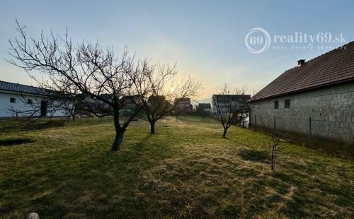 MAĎARSKO - GONC STAVEBNÝ POZEMOK 852 M2, IS NA HRANICI POZEMKU.