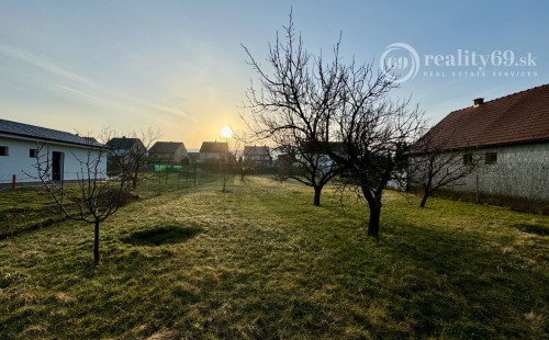 MAĎARSKO - GONC STAVEBNÝ POZEMOK 852 M2, IS NA HRANICI POZEMKU.