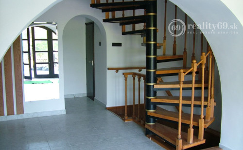 MAĎARSKO - GONC 13 IZBOVÝ OBYTNÝ OBJEKT NA BÝVANIE, PODNIKANIE