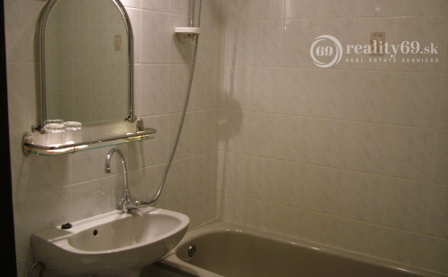 MAĎARSKO - GONC 13 IZBOVÝ OBYTNÝ OBJEKT NA BÝVANIE, PODNIKANIE