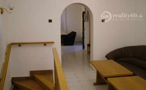 MAĎARSKO - GONC 13 IZBOVÝ OBYTNÝ OBJEKT NA BÝVANIE, PODNIKANIE