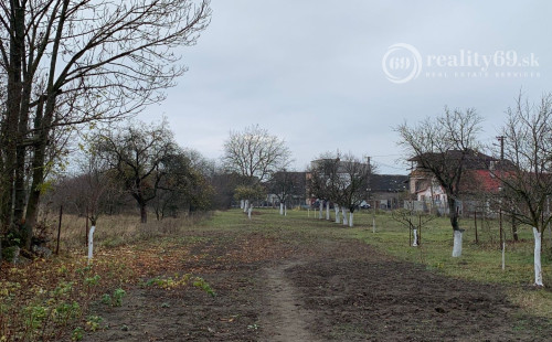 SEČOVCE - ROVINATÝ STAVEBNÝ POZEMOK 1417 PRIAMO V OBCI IS PRI POZEMKU.