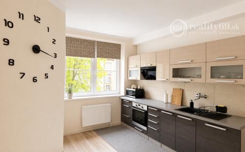 JUH - VEĽKORYSÝ 2 IZBOVÝ BYT 74 M2 S VLASTNÝM PARKOVACÍM MIESTOM