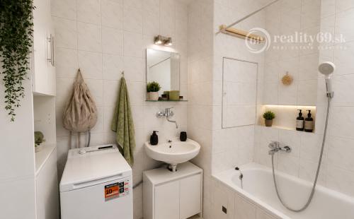 JUH - VEĽKORYSÝ 2 IZBOVÝ BYT 74 M2 S VLASTNÝM PARKOVACÍM MIESTOM