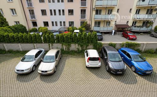 JUH - VEĽKORYSÝ 2 IZBOVÝ BYT 74 M2 S VLASTNÝM PARKOVACÍM MIESTOM