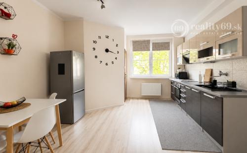 JUH - VEĽKORYSÝ 2 IZBOVÝ BYT 74 M2 S VLASTNÝM PARKOVACÍM MIESTOM