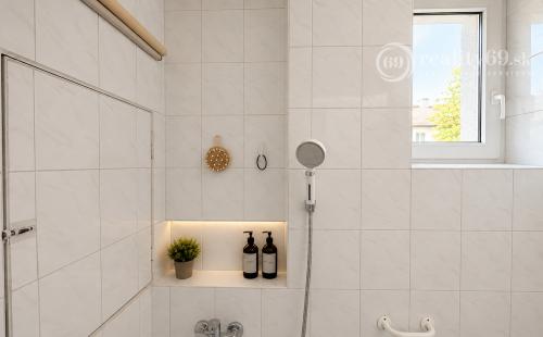 JUH - VEĽKORYSÝ 2 IZBOVÝ BYT 74 M2 S VLASTNÝM PARKOVACÍM MIESTOM