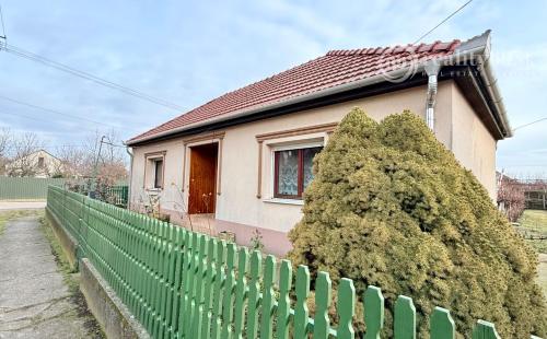MAĎARSKO - ENCS - 3 IZBOVÝ RODINNÝ DOM S TERASOU, DVOJGARÁŽ, VÝBORNÝ STAV, S PEKNOU UDRŽIAVANOU ZÁHRADOU.
