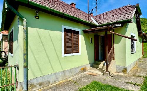 MAĎARSKO - TERESZTENYE  2 IZBOVÝ  RODINNÝ DOM S LETNOU KUCHYŇOU NA POZEMKU 2552 M2