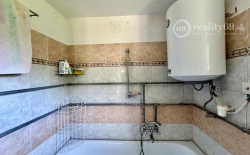 MAĎARSKO - TERESZTENYE  2 IZBOVÝ  RODINNÝ DOM S LETNOU KUCHYŇOU NA POZEMKU 2552 M2