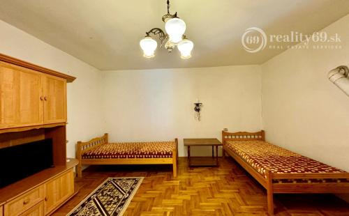 MAĎARSKO - TERESZTENYE  2 IZBOVÝ  RODINNÝ DOM S LETNOU KUCHYŇOU NA POZEMKU 2552 M2