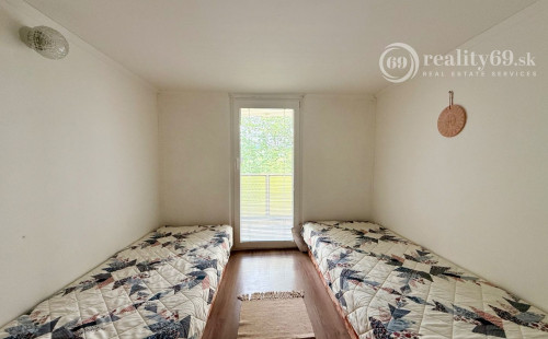 MAĎARSKO - JAZERO RAKACA - POSCHODOVÁ 5 IZBOVÁ CHATA, TERASA, BAZÉN, GARÁŽ.