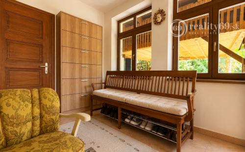 JUH - VÝBORNÁ LOKALITA - SKLADNÁ POSCHODOVÝ RODINNÝ DOM 300 M2
