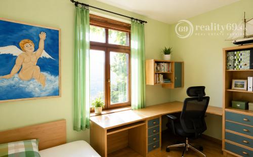 JUH - VÝBORNÁ LOKALITA - SKLADNÁ POSCHODOVÝ RODINNÝ DOM 300 M2