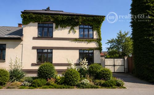 JUH - VÝBORNÁ LOKALITA - SKLADNÁ POSCHODOVÝ RODINNÝ DOM 300 M2
