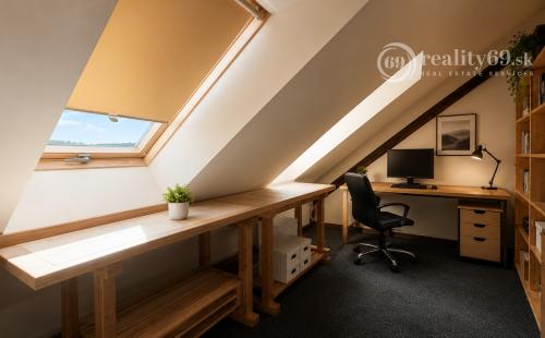 JUH - VÝBORNÁ LOKALITA - SKLADNÁ POSCHODOVÝ RODINNÝ DOM 300 M2
