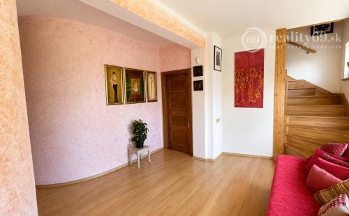 JUH - VÝBORNÁ LOKALITA - SKLADNÁ POSCHODOVÝ RODINNÝ DOM 300 M2