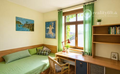 JUH - VÝBORNÁ LOKALITA - SKLADNÁ POSCHODOVÝ RODINNÝ DOM 300 M2