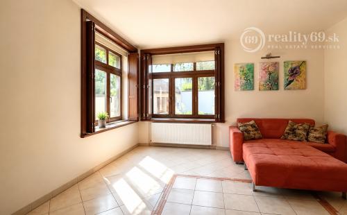 JUH - VÝBORNÁ LOKALITA - SKLADNÁ POSCHODOVÝ RODINNÝ DOM 300 M2