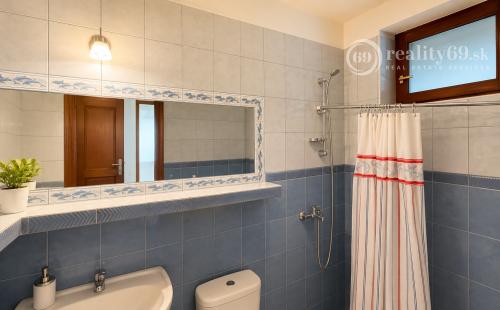 JUH - VÝBORNÁ LOKALITA - SKLADNÁ POSCHODOVÝ RODINNÝ DOM 300 M2