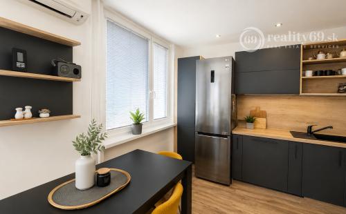 KOŠICE – FURČA PRIESTRANNÝ 3-IZBOVÝ BYT PO KOMPLETNEJ REKONŠTRUKCII, 71 M2 + LODŽIA