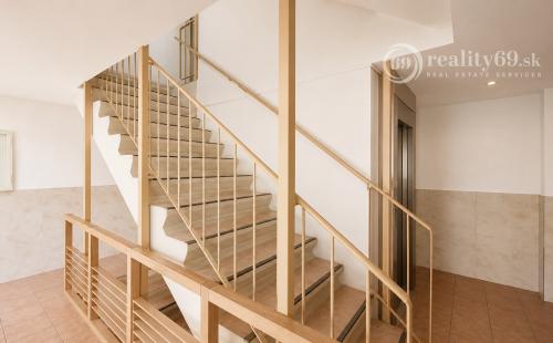 KOŠICE – FURČA PRIESTRANNÝ 3-IZBOVÝ BYT PO KOMPLETNEJ REKONŠTRUKCII, 71 M2 + LODŽIA