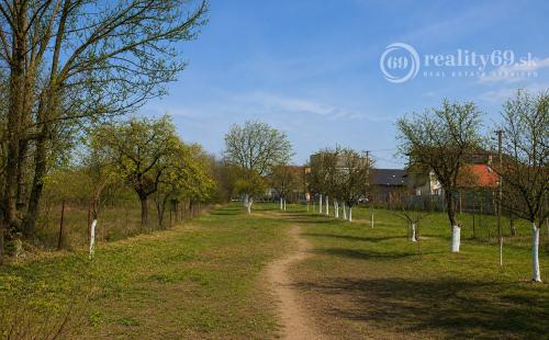SEČOVCE - ROVINATÝ STAVEBNÝ POZEMOK 1417 PRIAMO V OBCI IS PRI POZEMKU.