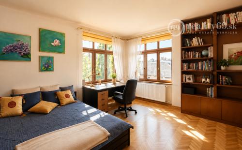 JUH - VÝBORNÁ LOKALITA - SKLADNÁ POSCHODOVÝ RODINNÝ DOM 300 M2