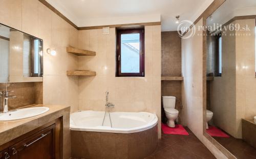 JUH - VÝBORNÁ LOKALITA - SKLADNÁ POSCHODOVÝ RODINNÝ DOM 300 M2