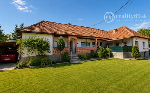 MAĎARSKO - SZUHOGY  4 IZBOVÝ RD 110 M2, POZEMOK 1410 M2
