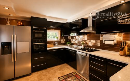 MAĎARSKO - SZUHOGY  4 IZBOVÝ RD 110 M2, POZEMOK 1410 M2