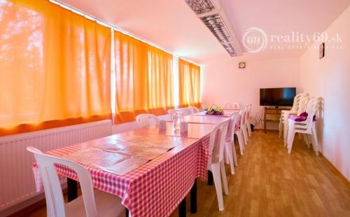 NOVÁ CENA - MAĎARSKO - HOLLÓHÁZA OBYTNÝ UBYTOVACÍ KOMPLEX PRE 60 ĽUDÍ