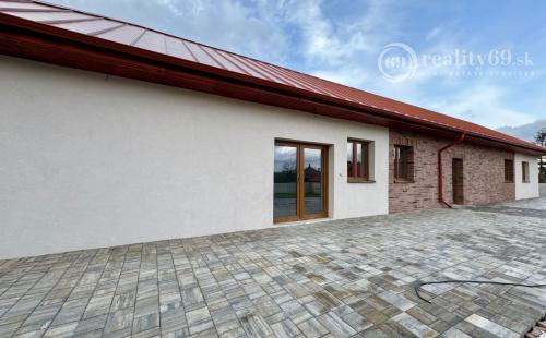MAĎARSKO - HIDASNÉMETI - NOVOSTAVBA 4 IZBOVÝ RD 161 M2, TERASA 105 M2, PIVNICA, POZEMOK 1039 M2.