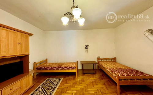 MAĎARSKO - TERESZTENYE  2 IZBOVÝ  RODINNÝ DOM S LETNOU KUCHYŇOU NA POZEMKU 2552 M2