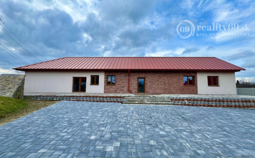 MAĎARSKO - HIDASNÉMETI - NOVOSTAVBA 4 IZBOVÝ RD 161 M2, TERASA 105 M2, PIVNICA, POZEMOK 1039 M2.