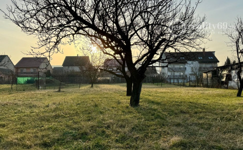 MAĎARSKO - GONC STAVEBNÝ POZEMOK 852 M2, IS NA HRANICI POZEMKU.