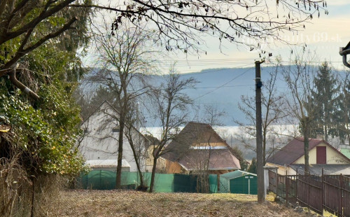MAĎARSKO - JAZERO RAKACA  STAVEBNÝ POZEMOK 227 M2 - IS NA HRANICI POZEMKU.