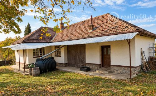 MAĎARSKO - VAGASHUTA - PRIESTRANNÝ 3 IZBOVÝ RODINNÝ DOM V TICHOM PROSTREDÍ.
