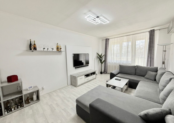 JUH PRI AUPARKU - JANTÁROVÁ -  3 IZBOVÝ BYT PO REKONŠTRUKCII 65 M2 S LODŽIOU.