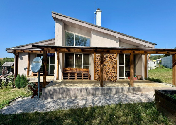 ČIŽATICE - 4 IZBOVÝ RD, TERASA, PEKNÝ POZEMOK 600 M2.