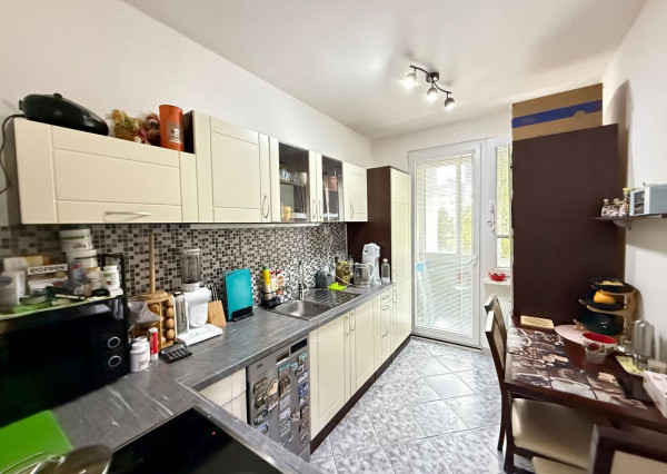 REZERVOVANÉ - KVP - BAUEROVA 2 IZBOVÝ BYT 51 M2, MUROVANÉ JADRO, PLASTOVÉ OKNÁ, LODŽIA.