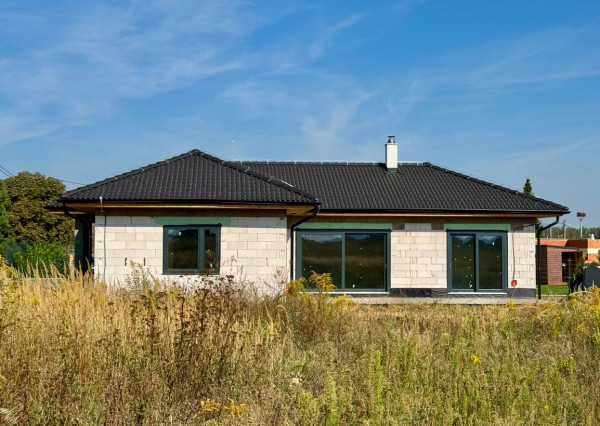 BENIAKOVCE - TEHLOVÝ 4 IZBOVÝ PEKNÝ RD 107 M2 S TERASOU, HRUBÁ STAVBA.