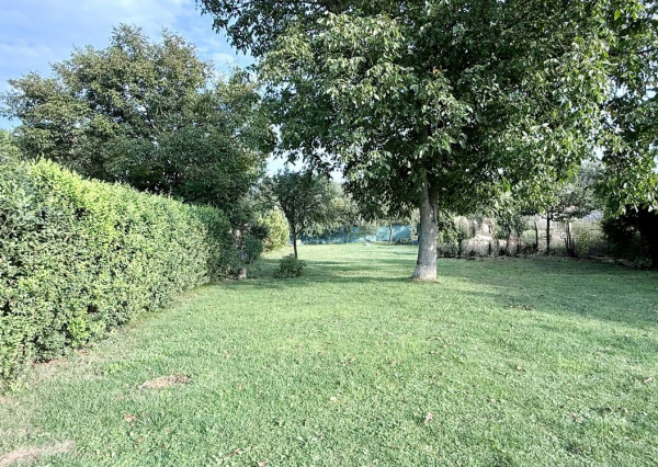 MAĎARSKO - TORNYOSNÉMETI STAVEBNÝ POZEMOK 600 M2 VŠETKY IS V DOSAHU.