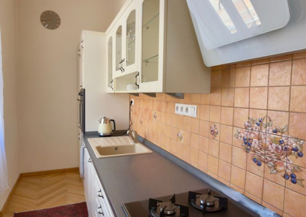 CENTRUM MESTA - HLAVNÁ ULICA, LUXUSNÝ, ZARIADENÝ 3 IZBOVÝ BYT S PARKOVACÍM MIESTOM VO DVORE.