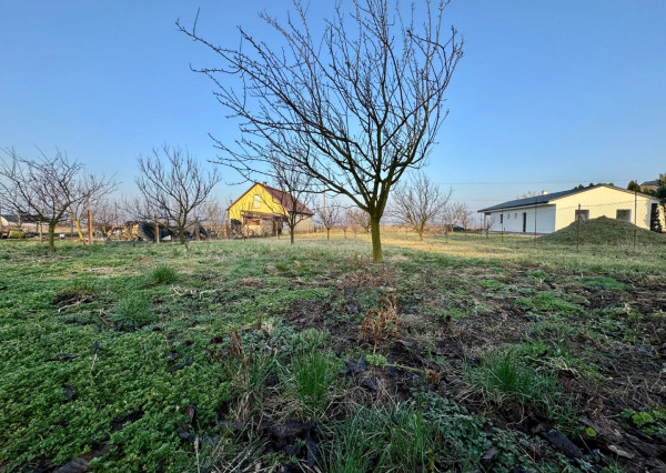 MAĎARSKO - GONC STAVEBNÝ POZEMOK 852 M2, IS NA HRANICI POZEMKU.