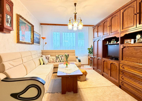 JAZERO - LADOŽSKÁ 2 IZBOVÝ BYT 49 M2, VÝBORNÝ STAV.