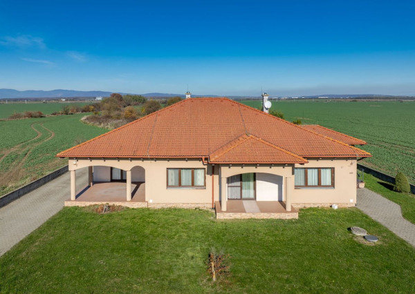 KOMÁROVCE - 5 IZBOVÝ RD 360 M2 SO SAUNOU, POZEMOK 3.629 M2