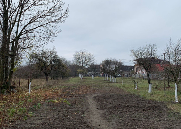 SEČOVCE - ROVINATÝ STAVEBNÝ POZEMOK 1417 PRIAMO V OBCI IS PRI POZEMKU.
